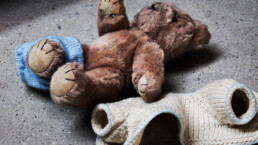 Foto: Ein Teddibär liegt auf dem Boden
