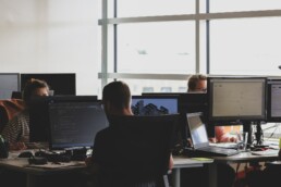 Menschen in einem Büro arbeiten an Computern.